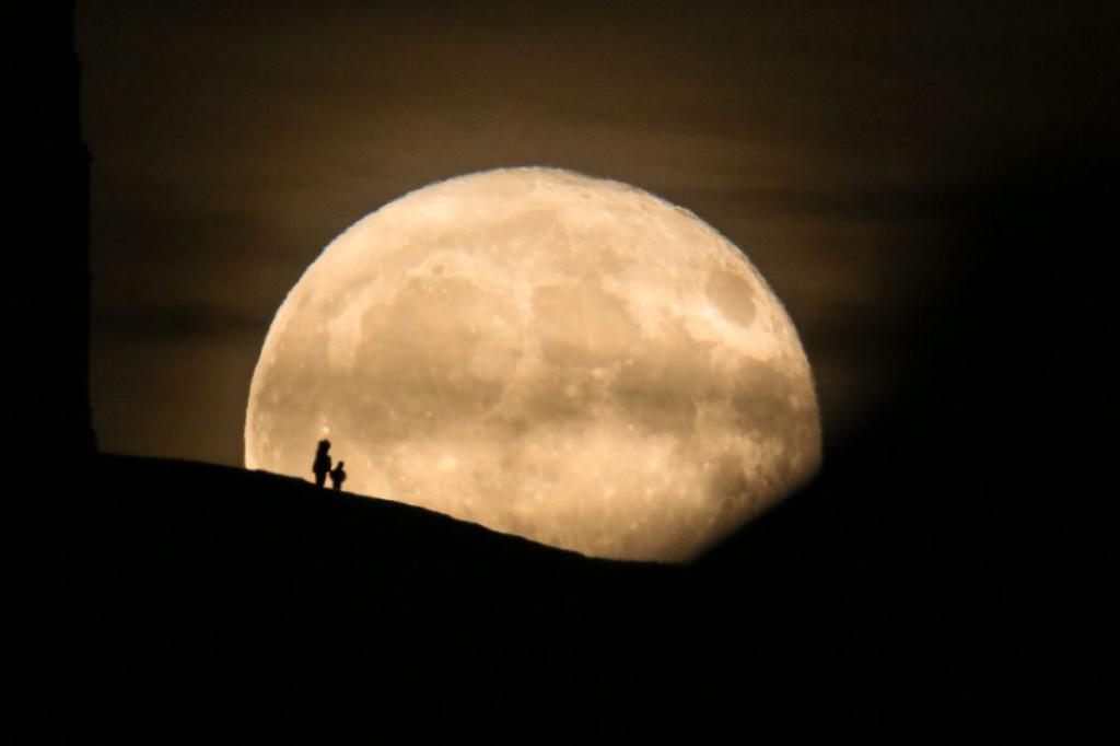 Луна и человек