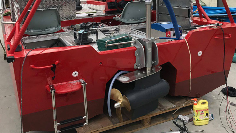 Лодочный электромотор для профессионального использования Aquamot на катамаране